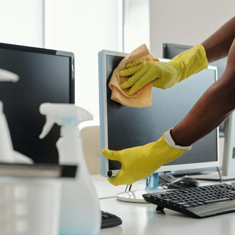 1. *Unterhaltsreinigung* * Büroreinigung * Treppenhausreinigung * Reinigung von Praxen und Kanzleien * Sanitär- und Küchenreinigung * Reinigung von Schulen und Kindergärten * regelmäßige Tages-/Wochenreinigung 2. *Grund- und Intensivreinigung* * Grundreinigung von Böden * Entfernung hartnäckiger Verschmutzungen * Reinigung nach längerer Nichtnutzung * intensive Sanitärreinigung * Küchen- und Gemeinschaftsbereiche 3. *Glas- und Fensterreinigung* * Fenster innen und außen * Rahmen- und Falzreinigung * Glasfassaden * Schaufenster * Wintergartenreinigung * Reinigung mit Hubarbeitsbühne oder Osmoseanlage ### 🏢 Besonders interessante Zusatzleistungen 4. *Baureinigung* * Baugrobreinigung * Baufeinreinigung * Bauendreinigung * Reinigung nach Renovierungen und Umbauten 5. *Fassadenreinigung* * Fassadenwäsche * Entfernung von Algen, Moos und Verschmutzungen * Reinigung von Stein-, Metall- und Kunststofffassaden 6. *Teppich- und Polsterreinigung* * Teppichbodenreinigung * Polsterreinigung * Matratzen-/Textilreinigung * Fleckenentfernung 7. *Bodenreinigung und -pflege* * PVC/Linoleum * Fliesen * Naturstein * Parkett * Versiegelung * Beschichtung * maschinelle Reinigung 8. *Sonderreinigungen* * Umzugsreinigung * Entrümpelungsbegleitende Reinigung * Messi-/Extremverschmutzungsreinigung * Leerstandsreinigung * Tatort-/Desinfektionsreinigung, sofern entsprechend qualifiziert * Reinigung nach Wasserschäden ### 🌿 Außenbereich 9. *Außen- und Grundstücksreinigung* * Parkplatzreinigung * Hof- und Wegeflächen * Müllplatzreinigung * Laub- und Schmutzbeseitigung * Hochdruckreinigung * Terrassen- und Pflasterreinigung 10. *Winterdienst* * Schneeräumung * Streudienst * Gehwege und Zufahrten * Bereitschaftsdienst ### 🏠 Für Privatkunden 11. *Haushaltsreinigung* * regelmäßige Wohnungsreinigung * Küche und Bad * Staubsaugen und Wischen * Staubwischen 12. *Umzugs- und Wohnungsreinigung* * Reinigung vor Übergabe * Endreinigung * Reinigung nach Auszug * Fenster inklusive Büroreinigung Treppenhausreinigung Rheine Salzbergen Spelle Reinigung von Praxen Kanzleien
Sanitär- und Küchenreinigung Schulen Kindergarten